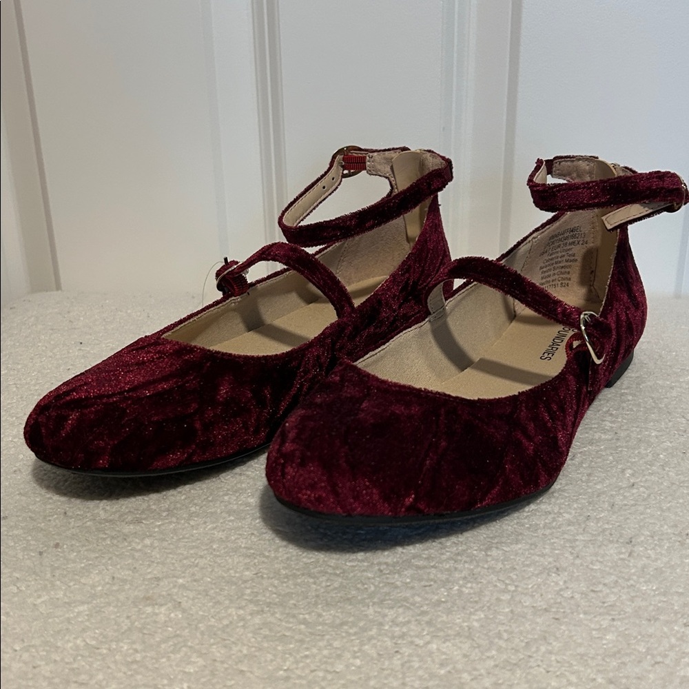 NWT No Boundaries Oxblood Velvet Flats with Gold Hardware Women's Size 7 - Picture 3 of 4
